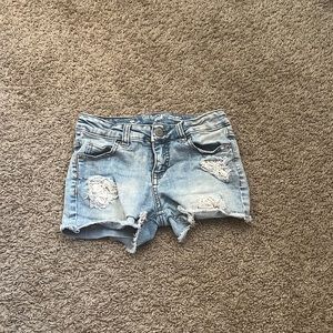 Girls denim shorts. Size: 7-8.